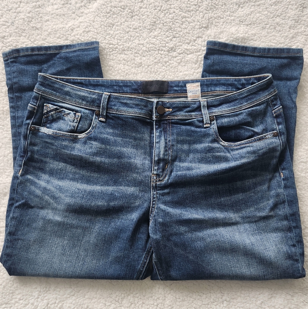 BUCKLE BLACK CAPRI* DENIM* SIZE 36 NWOT